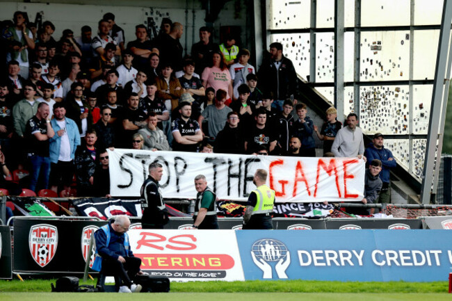 dundalk-fans-with-a-banner