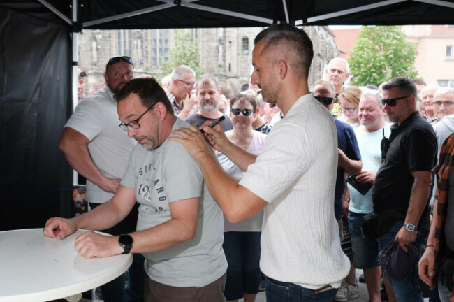 26-july-2026-saxony-anhalt-weibenfels-ulrich-siegmund-center-right-the-afds-top-candidate-for-the-state-election-in-saxony-anhalt-held-an-autograph-session-in-the-market-square-the-event-was