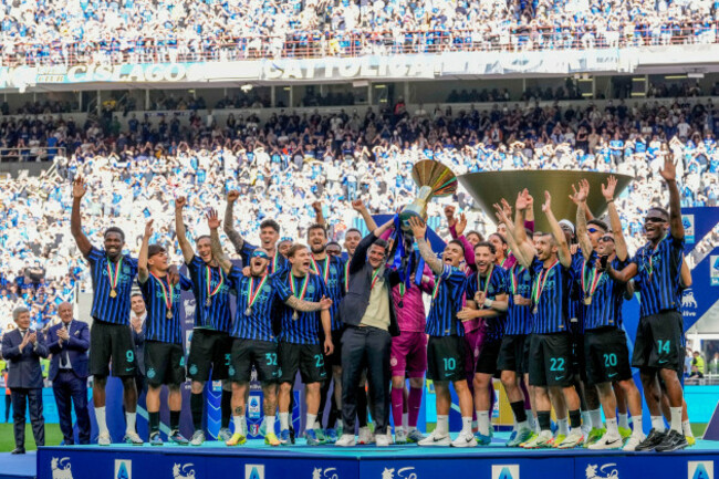 file-inter-milan-players-celebrate-with-the-italian-serie-a-soccer-championship-trophy-at-the-end-of-their-final-round-match-against-hellas-verona-in-milan-italy-sunday-may-17-2026-ap-photolu