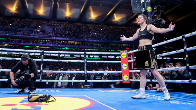 katie-taylor-places-her-gloves-in-the-middle-of-the-ring