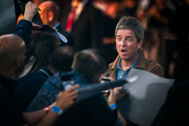 cineworld-leicester-square-london-uk-7th-sep-2026-noel-gallagher-attends-the-uk-premiere-of-oasis-dont-look-back-in-anger-noel-gallagher-interacts-with-fans-signing-autographs-picture-credit