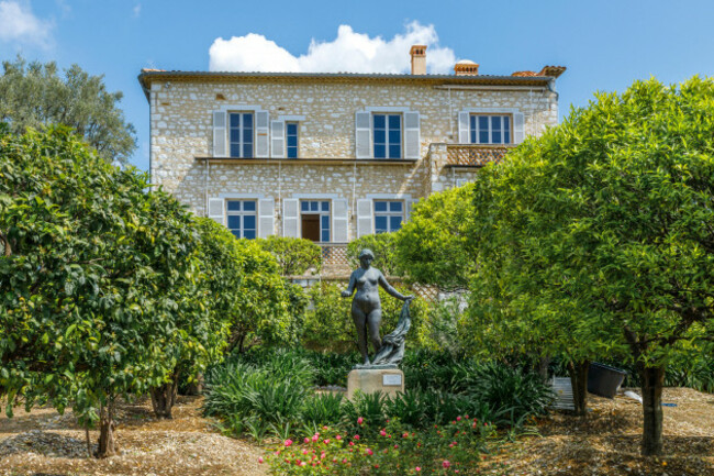 france-alpes-maritimes-cagnes-sur-mer-domaine-des-collettes-renoir-museum-sculpture-venus-victrix-in-front-of-the-house-sculpted-by-richard-guino