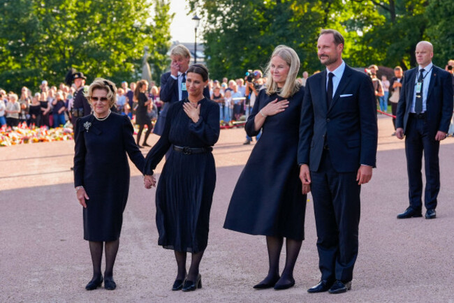 oslo-norway-31st-aug-2026-oslo-20260831-queen-mette-marit-queen-sonja-princess-martha-louise-and-king-haakon-come-out-to-the-palace-square-to-greet-the-people-and-look-at-the-sea-of-flowers-and