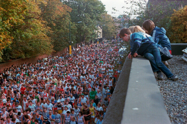 children-watching-from-a-roof-runners-at-the-start-marathon-october-28-1985-dublin-republic-of-ireland