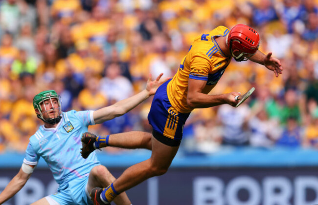 peter-duggan-is-fouled-by-nickie-quaid