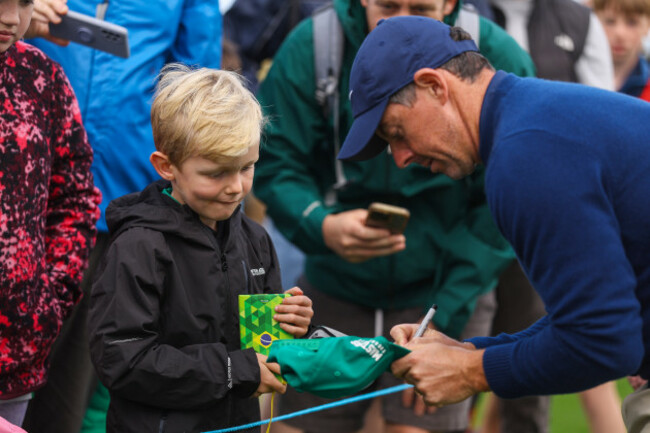 rory-mcilroy-signs-an-autograph-for-a-fan-after-walking-off-the-eleventh-green