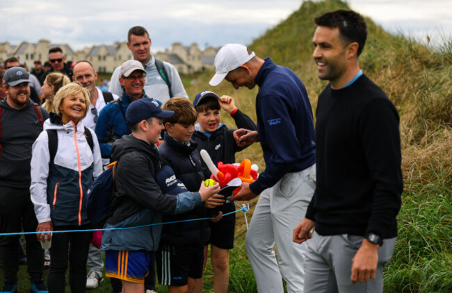gearoid-hegarty-signs-autographs-for-fans-alongside-conor-murray