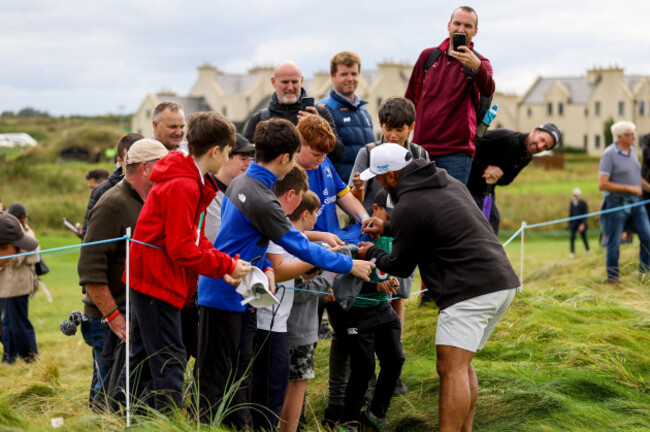 bundee-aki-signs-autographs-for-fans