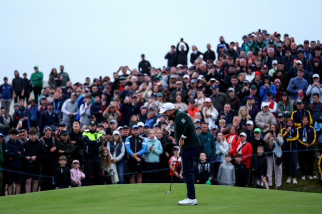 shane-lowry-celebrates-after-sinking-his-putt-for-par-on-the-eighteenth