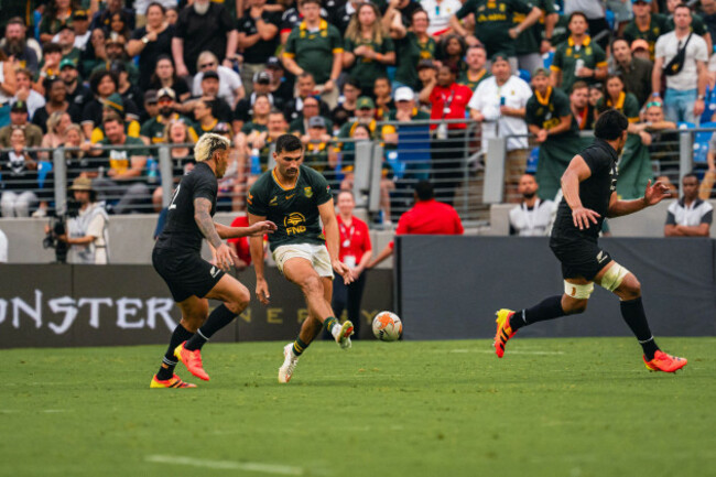 baltimore-usa-12th-sep-2026-south-africa-springboks-inside-centre-damian-de-allende-12-grubber-kicks-ball-during-the-match-between-new-zealand-all-blacks-and-south-africa-springboks-at-mt-bank