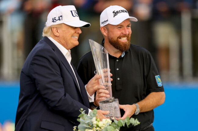 donald-trump-presents-shane-lowry-with-the-irish-open-trophy