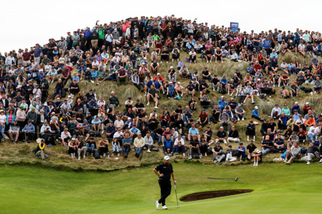 shane-lowry-waits-on-the-third-green