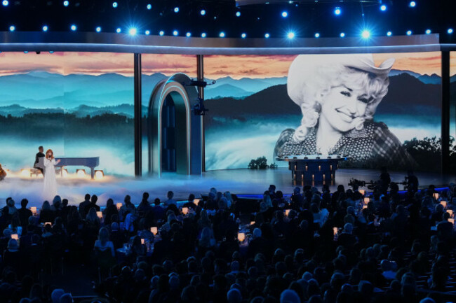 reba-mcentire-performs-appalachian-memories-in-tribute-to-dolly-parton-during-the-78th-emmy-awards-on-monday-sept-14-2026-at-the-peacock-theater-in-los-angeles-ap-photochris-pizzello