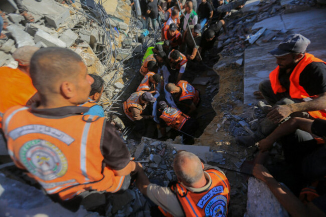 gaza-palestine-16th-sep-2026-int-building-collapse-in-al-sinaa-area-west-of-gaza-city-leaves-dead-and-missing-september-16-2026-gaza-palestine-gaza-civil-defense-teams-rescue-people-from-a