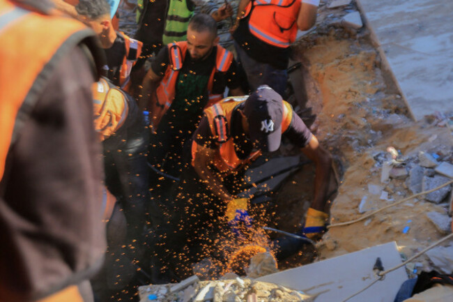gaza-palestine-16th-sep-2026-int-building-collapse-in-al-sinaa-area-west-of-gaza-city-leaves-dead-and-missing-september-16-2026-gaza-palestine-gaza-civil-defense-teams-rescue-people-from-a