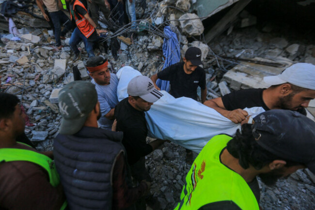 gaza-palestine-16th-sep-2026-int-building-collapse-in-al-sinaa-area-west-of-gaza-city-leaves-dead-and-missing-september-16-2026-gaza-palestine-gaza-civil-defense-teams-rescue-people-from-a