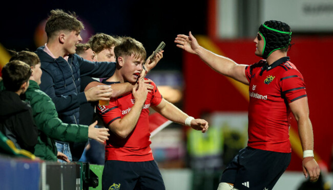 charlie-oshea-celebrates-scoring-his-sides-first-try-with-alex-kendellen-and-fans