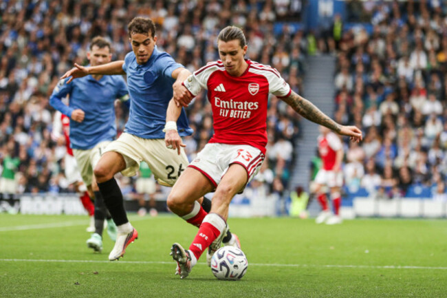 american-express-stadium-brighton-uk-19th-sep-2026-premier-league-football-brighton-and-hove-albion-versus-arsenal-riccardo-calafiori-of-arsenal-and-yasin-ayari-of-brighton-and-hove-albion-cred
