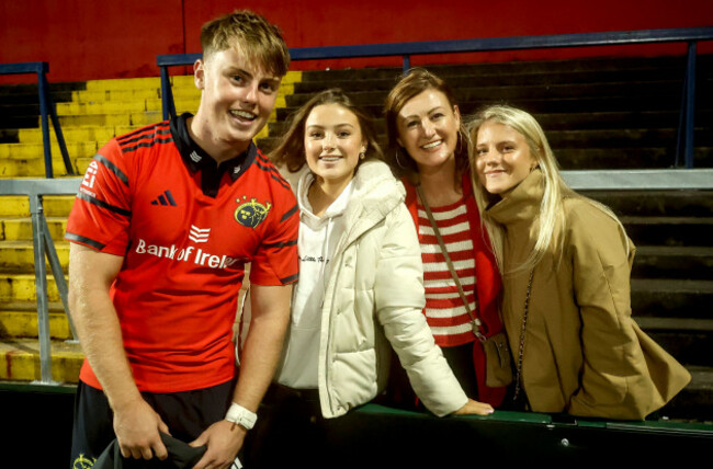 charlie-oshea-with-family-after-the-match