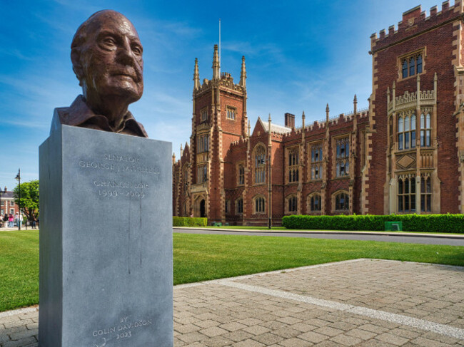 the-queens-university-of-belfast-the-iconic-lanyon-building-at-queens-university-belfast-northern-ireland-featuring-the-bust-of-us-senator-geor