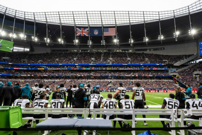 london-uk-13-october-2024-the-jacksonville-jaguars-bench-during-an-nfl-football-game-the-chicago-bears-at-tottenham-hotspur-stadium-final-score-jaguars-16-bears-35-credit-stephen-chung-alamy