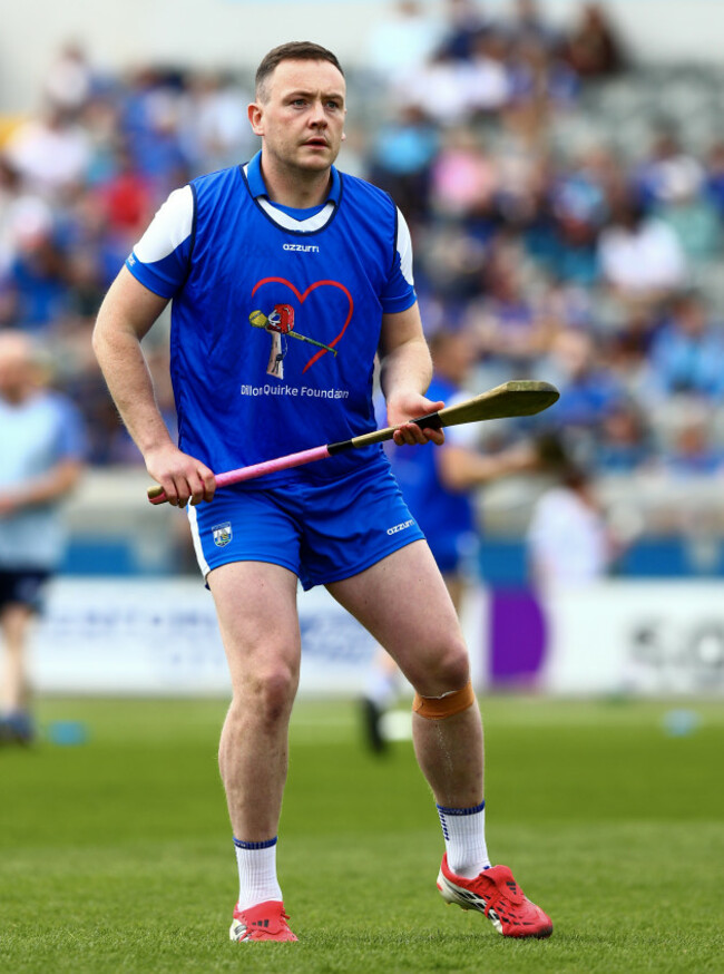 stephen-bennett-warms-up-wearing-a-bib-supporting-the-dillon-quirke-foundation