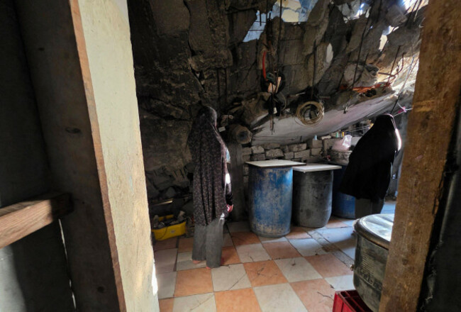 palestinian-families-live-in-unsafe-buildings-amid-gaza-shelter-shortage-palestinian-families-live-among-the-ruins-of-damaged-buildings-at-risk-of-collapse-in-khan-younis-southern-gaza-strip-on-sept