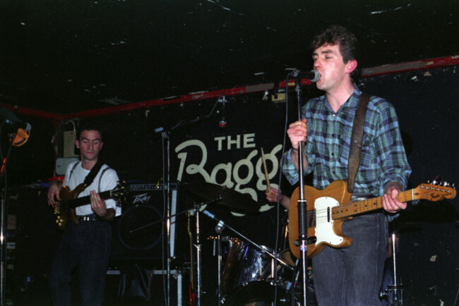 paul-cleary-and-the-partizans-perform-at-the-baggot-inn-dublin-in-1989-image-shot-021989-exact-date-unknown