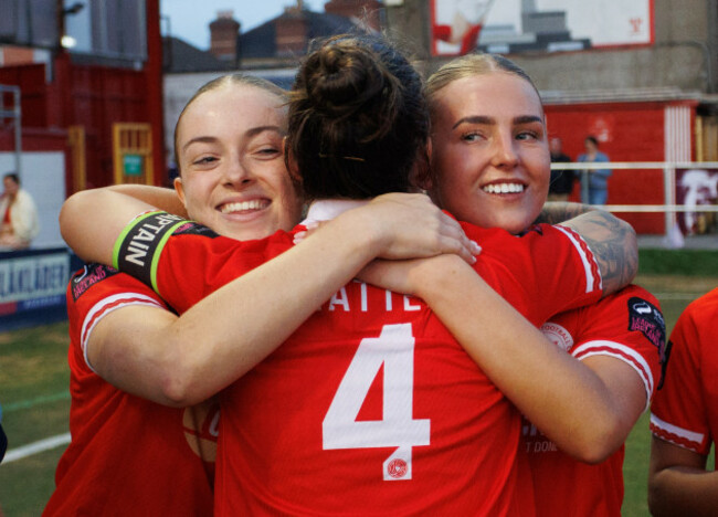 pearl-slattery-celebrates-winning-with-madeleine-mckinley-and-nia-hannon-b