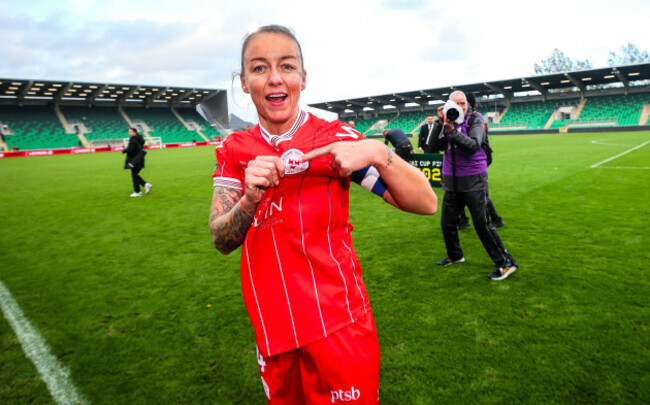 pearl-slattery-celebrates-winning-the-fai-cup