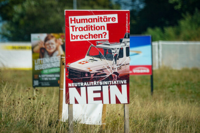 schweiz-abstimmungsplakat-gegen-die-neutralitatsinitiative-am-strabenrand-mit-aufschrift-humanitare-tradition-brechen-nein-politik-volksabstimmung-neutralitat-neutralitatsinitiative-schweizer-ne