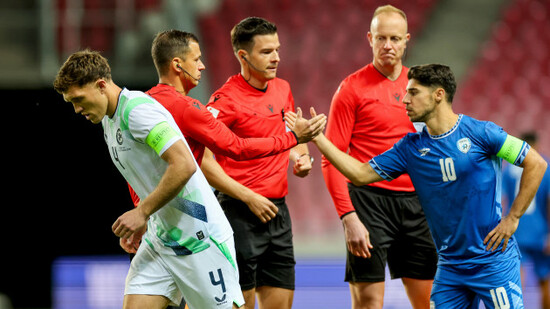 dara-oshea-aftering-shaking-hands-with-the-referee-team-ahead-of-the-match