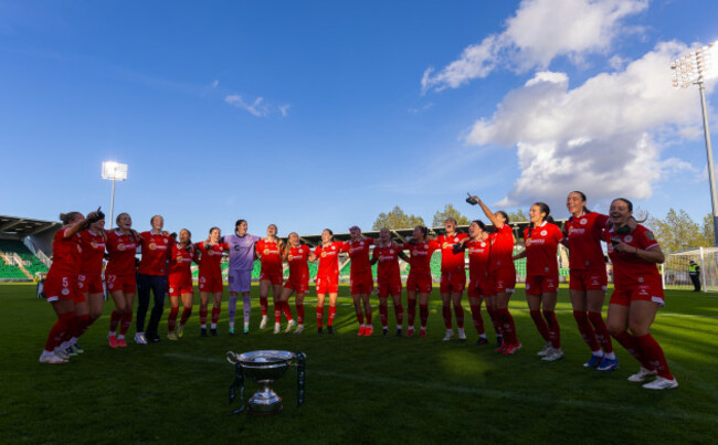 shelbourne-celebrate-their-club-orange-womens-fai-cup-victory
