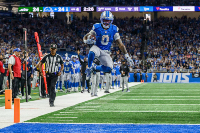 ford-field-27th-sep-2026-mi-usa-detroit-lions-running-back-jahmyr-gibbs-0-takes-a-pass-into-the-endzone-at-ford-field-mandatory-credit-allan-dranberg-cal-sport-mediaalamy-live-news