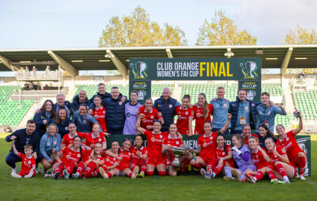 shelbourne-celebrate-their-club-orange-womens-fai-cup-victory