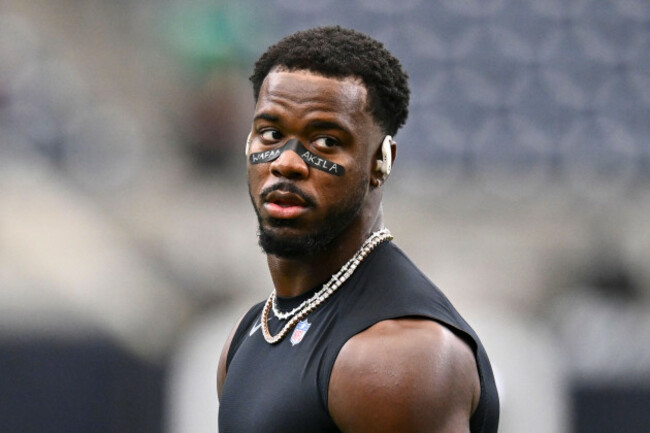 houston-texans-linebacker-azeez-al-shaair-0-looks-on-prior-to-an-nfl-football-game-against-the-cincinnati-bengals-in-houston-sunday-sept-20-2026-ap-photomaria-lysaker