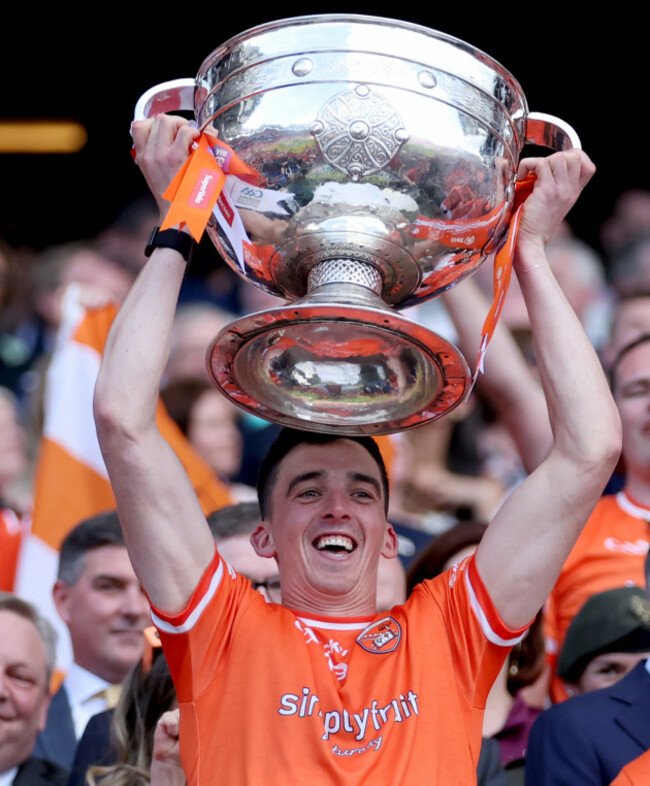 rory-grugan-lifts-the-sam-maguire