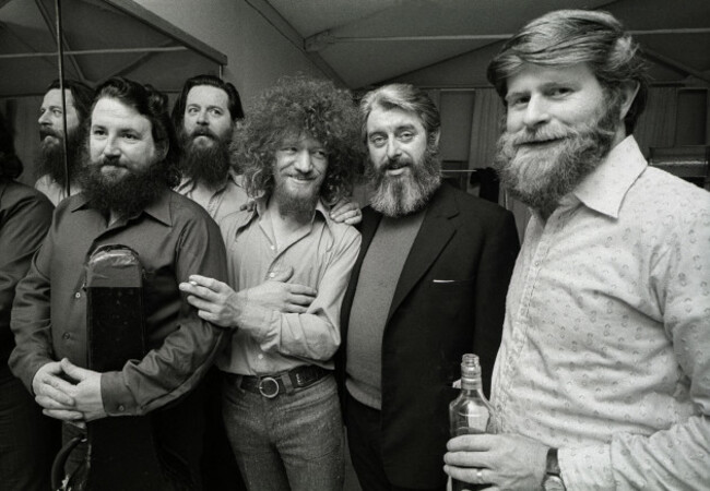 dubliners-irish-folk-music-groupe-1973-after-concert-in-stockholm-member-eamon-campbelljohn-sheahanbarne-mckennasean-cannon-och-patsy-wetchorn