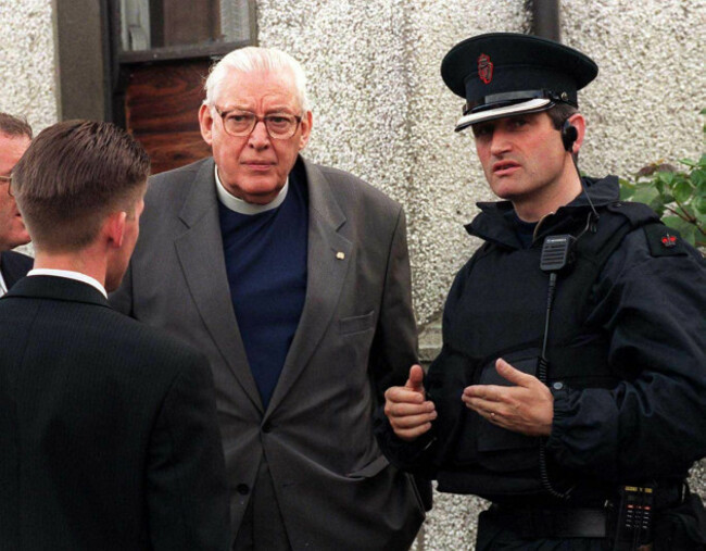 dr-ian-paisley-talks-with-an-ruc-officer-at-drumcree-church-tonight-sat-ahead-of-the-controversial-orange-order-march-tomorrow-photo-john-giles-pa