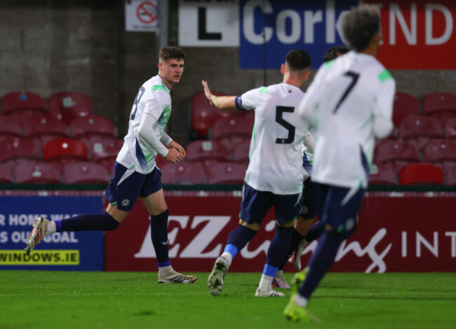 alex-murphy-celebrates-scoring-a-goal-with-teammates