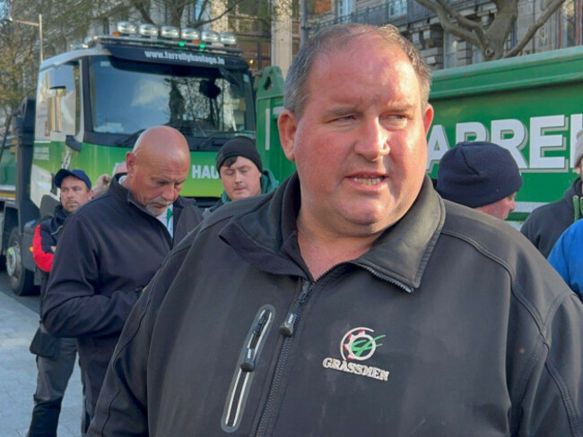dublin-fuel-protest-spokesman-christopher-duffy-speaking-on-oconnell-street-in-dublin-following-an-overnight-garda-operation-to-remove-fuel-protesters-who-have-been-blockading-the-street-since-tuesda
