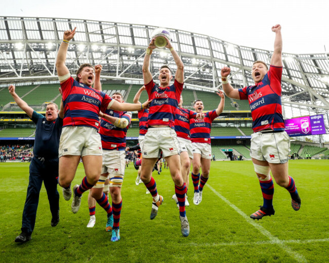 matt-darcy-and-his-team-celebrate-with-the-division-1a-trophy-towards-the-crowd