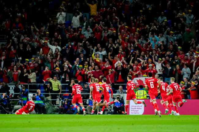 cardiff-wales-20261001-wales-neco-williams-and-the-rest-of-his-teammates-celebrate-2-1-after-the-free-kick-goal-during-the-international-football-match-between-wales-and-norway-in-the-nations-leag