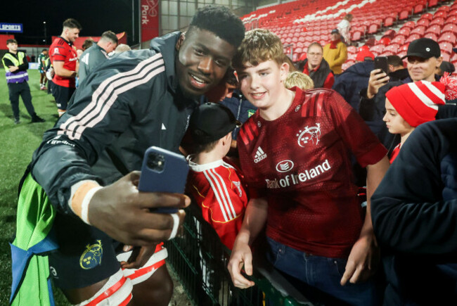 sean-edogbo-with-fans-after-the-match
