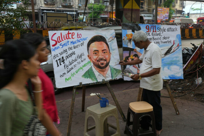a-teacher-from-gurukul-school-of-art-paints-a-portrait-honoring-smit-machchhar-an-indian-pilot-with-flydubai-in-mumbai-india-thursday-oct-1-2026-ap-photorafiq-maqbool