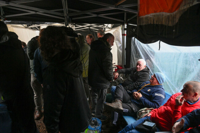 protesters-at-the-junction-of-the-garvaghy-road-and-drumcree-road-portadown-the-northern-ireland-secretary-has-been-trying-to-strike-a-compromise-deal-between-the-two-sides-of-the-stand-off-in-the-d