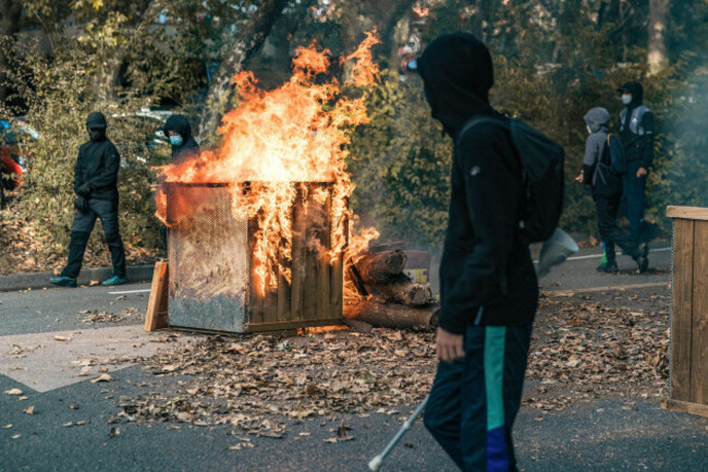 photopqrle-dauphinejean-baptiste-bornier-grenoble-02102026-grenoble-isere-le-vendredi-2-octobre-2026-colere-des-lyceens-bloquage-lycee-alors-que-tous-les-lycees-de-grenoble-sont