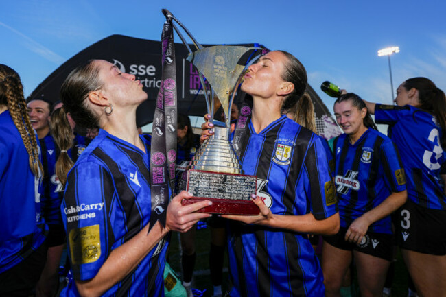 madie-gibson-and-melissa-okane-with-the-trophy