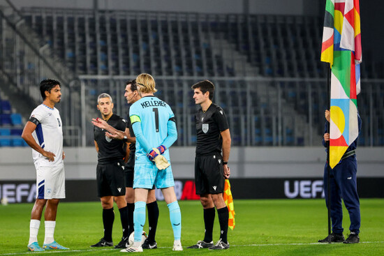 juan-martinez-munuera-speaks-with-dor-peretz-and-caoimhin-kelleher-ahead-of-the-match
