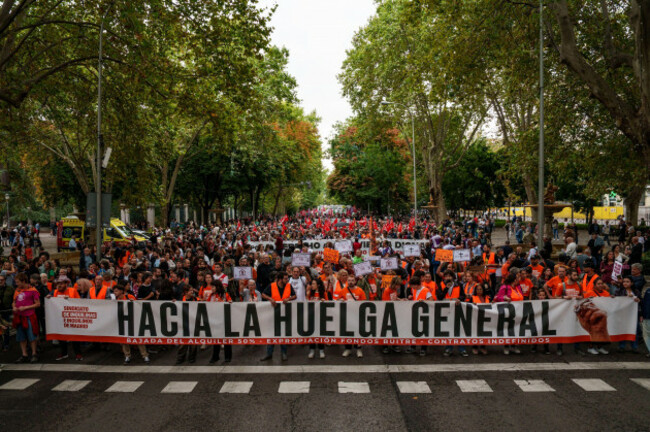 a-large-number-of-people-are-holding-a-banner-reading-towards-a-general-strike-during-a-demonstration-calling-for-a-reduction-in-housing-rents-on-3-october-2026-in-madrid-spain-the-tenants-uni